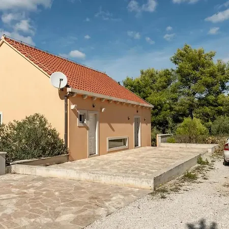 וילה Asteroidea - Tiha Mala